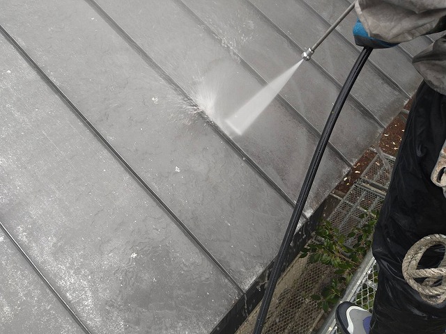 北杜市　ガルバリウム鋼板　塗装工事　高圧洗浄　遮熱塗料